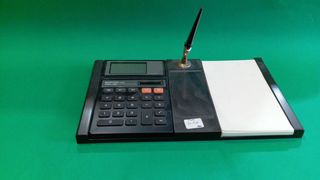 Calculadora Burtek 609 con bloc y boli