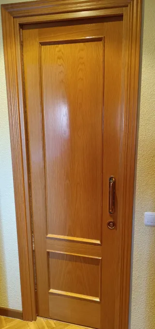 Puerta de madera maciza con cristal