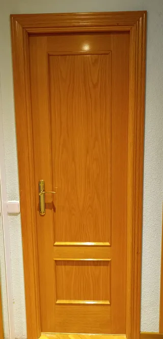 Puerta de madera maciza con cristal