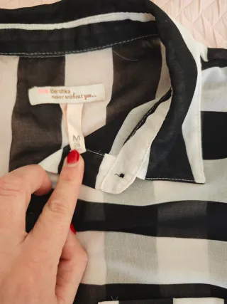 Camisa de rayas blanca y negra