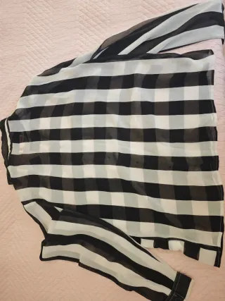 Camisa de rayas blanca y negra