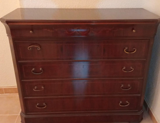 Cómoda de madera con 5 cajones