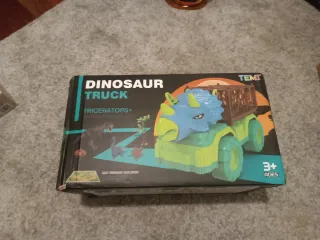 Juego infantil camión dinosaurios
