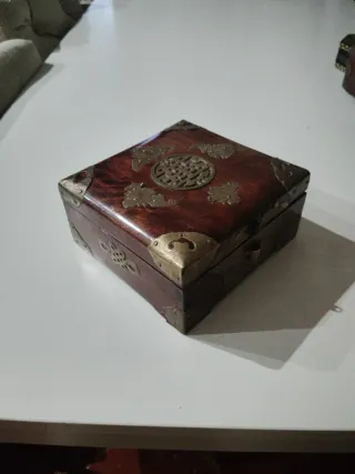 Caja de madera y metal vintage