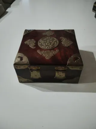 Caja de madera y metal vintage