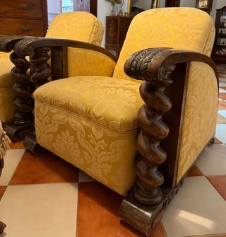 Sofá y sillones antiguos de madera y tela