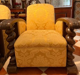 Sofá y sillones antiguos de madera y tela