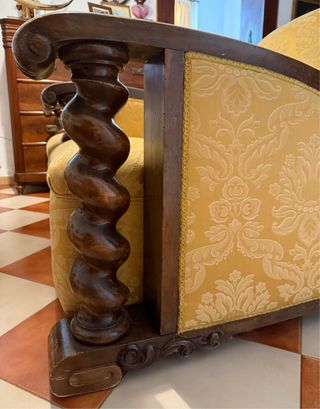 Sofá y sillones antiguos de madera y tela