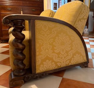 Sofá y sillones antiguos de madera y tela