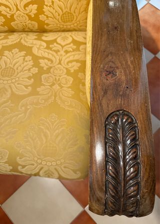 Sofá y sillones antiguos de madera y tela