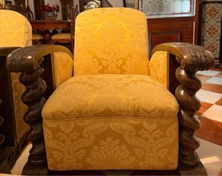 Sofá y sillones antiguos de madera y tela