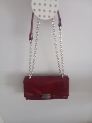 Bolso Stradivarius granate cadena