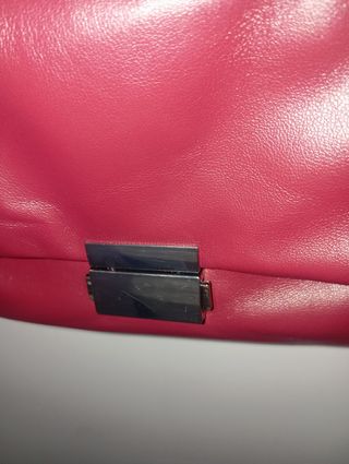 Bolso Stradivarius granate cadena