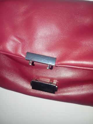 Bolso Stradivarius granate cadena