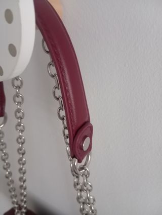 Bolso Stradivarius granate cadena