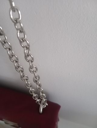 Bolso Stradivarius granate cadena