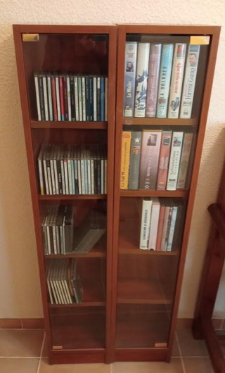 Estantería de suelo con puertas de cristal