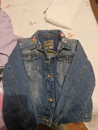 Chaqueta vaquera desgastada