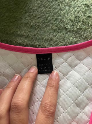 Chaleco acolchado floral rosa y blanco