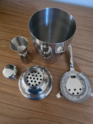 Set Coctelería: Coctelera, Jigger y Colador