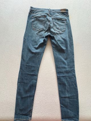 Pantalón vaquero Bershka azul desgastado