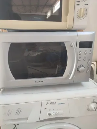 Microondas blanco y gris