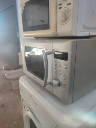 Microondas blanco y gris