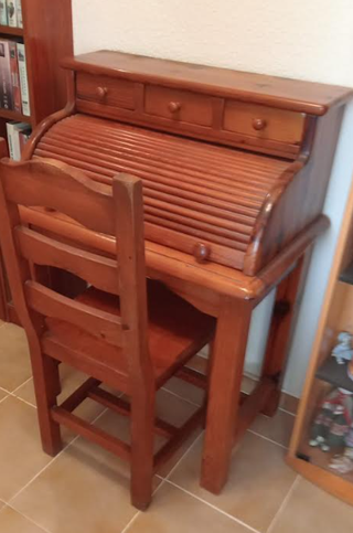 Escritorio de madera con persiana