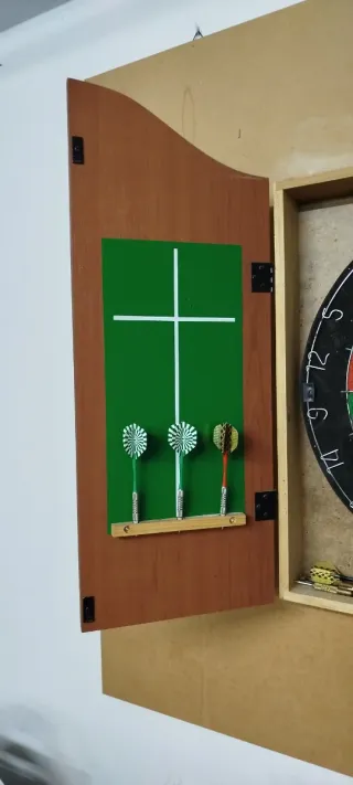 Tablero de dardos con puertas y dardos