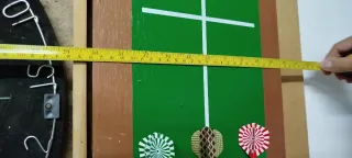 Tablero de dardos con puertas y dardos