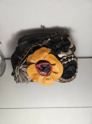 Bolso de piel con flores