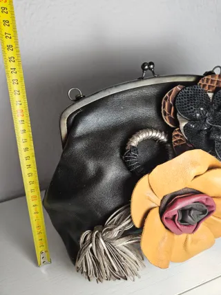 Bolso de piel con flores