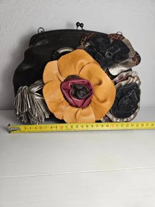 Bolso de piel con flores
