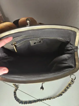 Bolso de piel con flores