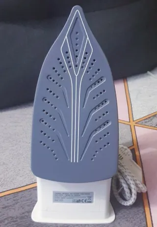 Plancha de vapor blanca y marrón