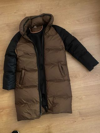 Plumífero Intropia marrón con mangas color negro