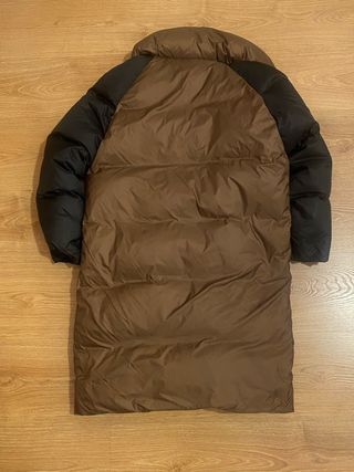 Plumífero Intropia marrón con mangas color negro