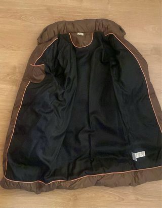 Plumífero Intropia marrón con mangas color negro