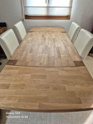 Mesa de madera con 4 sillas