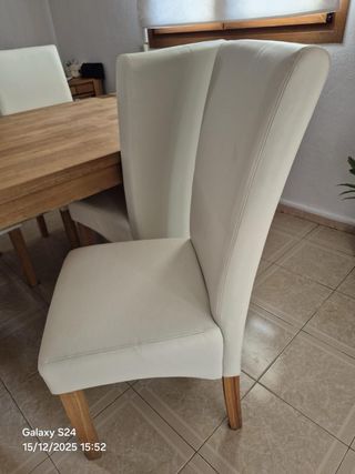 Mesa de madera con 4 sillas