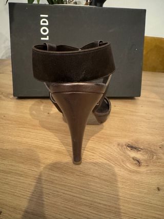 Sandalia LODI Marrón y Dorado