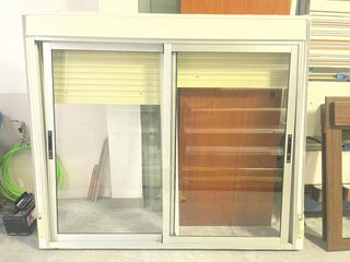 Ventana aluminio corredera con persianas 176x152