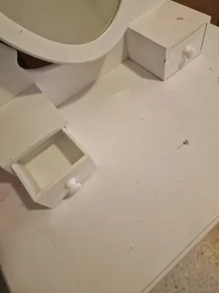 Tocador blanco de madera con espejo