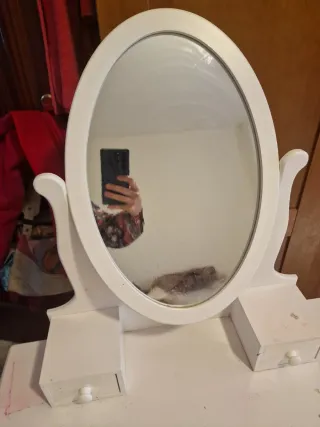 Tocador blanco de madera con espejo