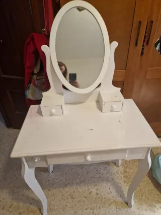 Tocador blanco de madera con espejo