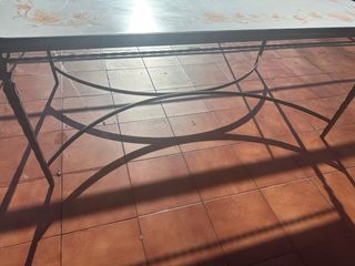 Mesa de forja con diseño floral