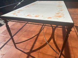 Mesa de forja con diseño floral