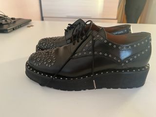 Zapatos negros con tachuelas nuevos 250 euros