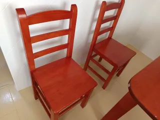 Conjunto mesa, 4 sillas y 2 taburetes de madera.