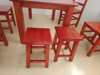 Conjunto mesa, 4 sillas y 2 taburetes de madera.